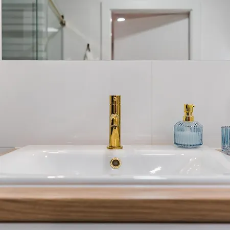 Golden Reagan By Aparo - Nowy Apartament, Winda, Lozeczko Turystyczne, Plaza 500m, Balkon, 2 Sypialnie Oraz Salon, Rowerownia, Biurko