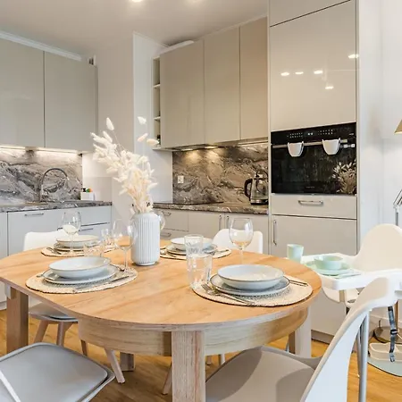 Апартаменты Golden Reagan By Aparo - Nowy Apartament, Winda, Lozeczko Turystyczne, Plaza 500m, Balkon, 2 Sypialnie Oraz Salon, Rowerownia, Biurko Гданьск