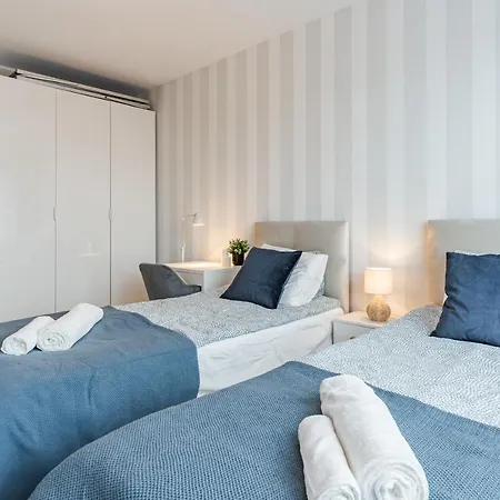 Апартаменты Golden Reagan By Aparo - Nowy Apartament, Winda, Lozeczko Turystyczne, Plaza 500m, Balkon, 2 Sypialnie Oraz Salon, Rowerownia, Biurko Гданьск