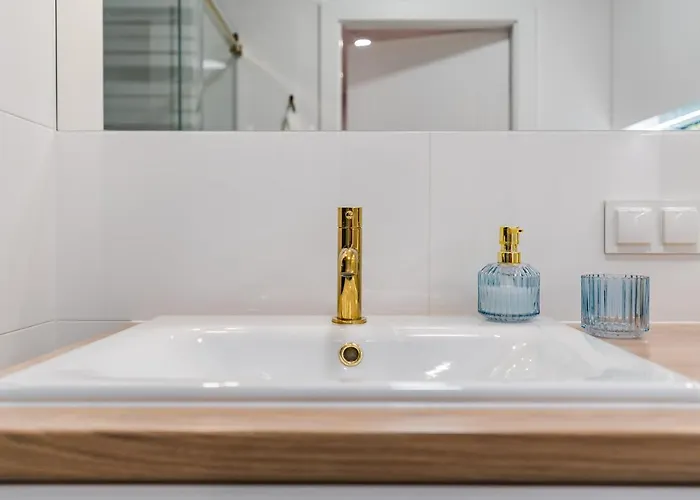 Golden Reagan By Aparo - Nowy Apartament, Winda, łóżeczko Turystyczne, 500m, Balkon, 2 Sypialnie Oraz Salon, Rowerownia, Biurko