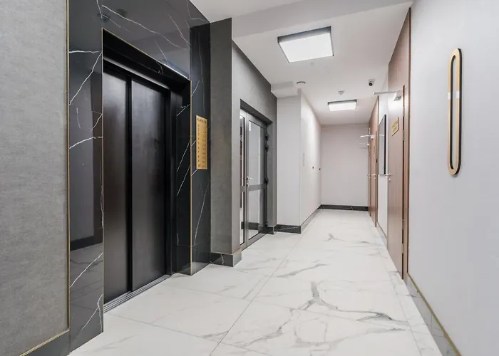 Golden Reagan By Aparo - Nowy Apartament, Winda, łóżeczko Turystyczne, 500m, Balkon, 2 Sypialnie Oraz Salon, Rowerownia, Biurko Apartament